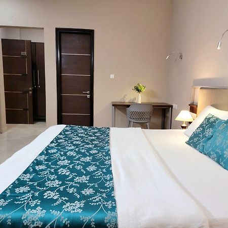 Vamsor Heights 1047 Hotel Gurgaon Bagian luar foto
