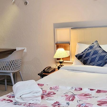 Vamsor Heights 1047 Hotel Gurgaon Bagian luar foto