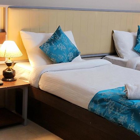 Vamsor Heights 1047 Hotel Gurgaon Bagian luar foto