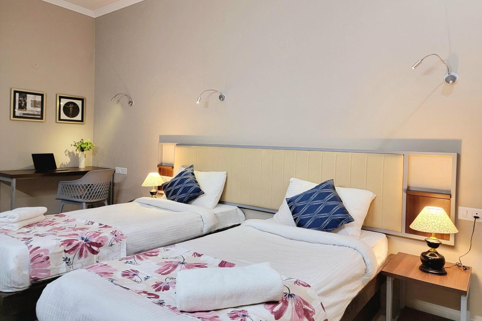 Vamsor Heights 1047 Hotel Gurgaon Bagian luar foto