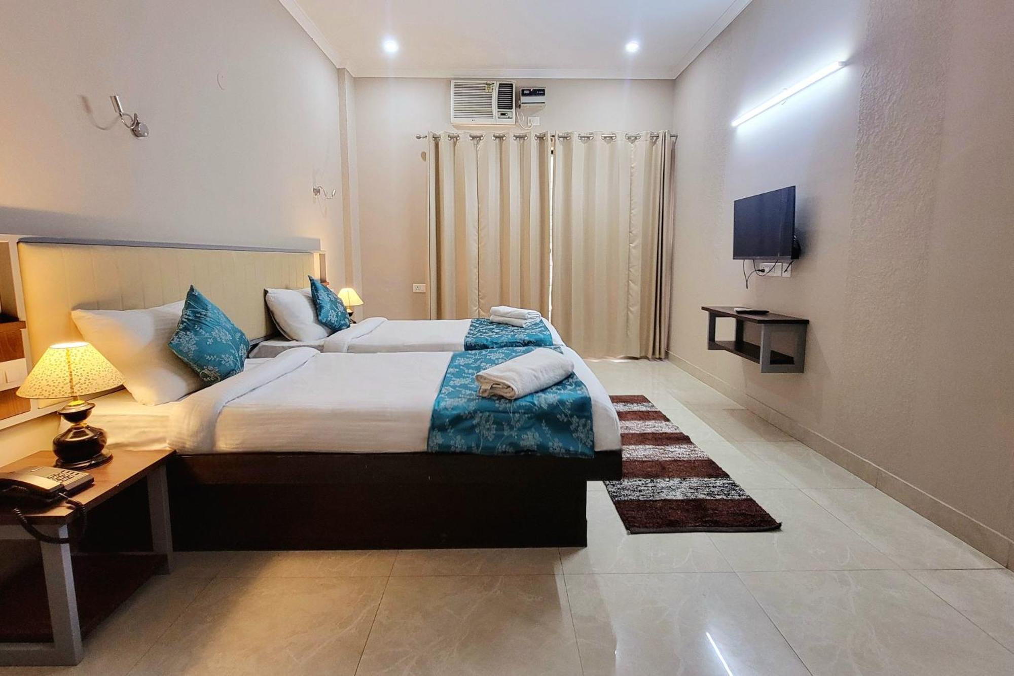 Vamsor Heights 1047 Hotel Gurgaon Bagian luar foto