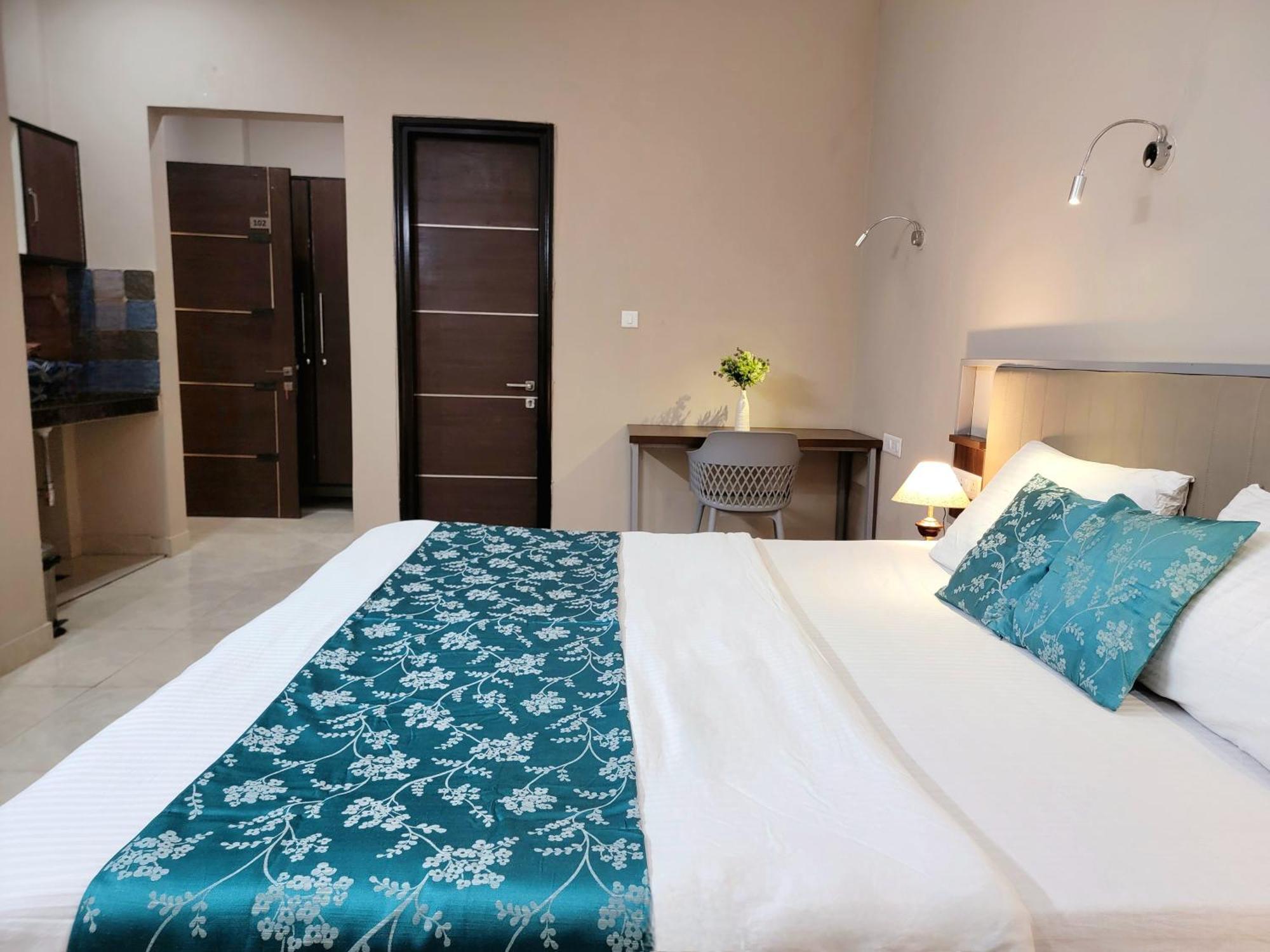 Vamsor Heights 1047 Hotel Gurgaon Bagian luar foto