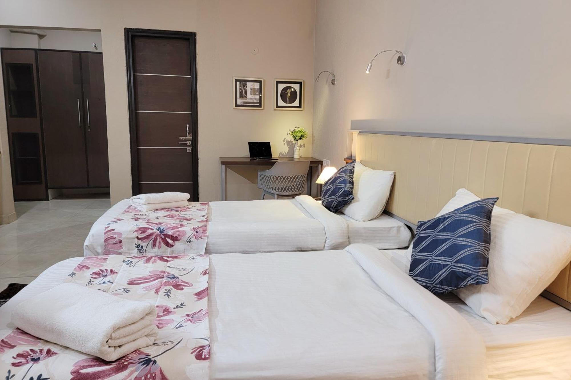 Vamsor Heights 1047 Hotel Gurgaon Bagian luar foto