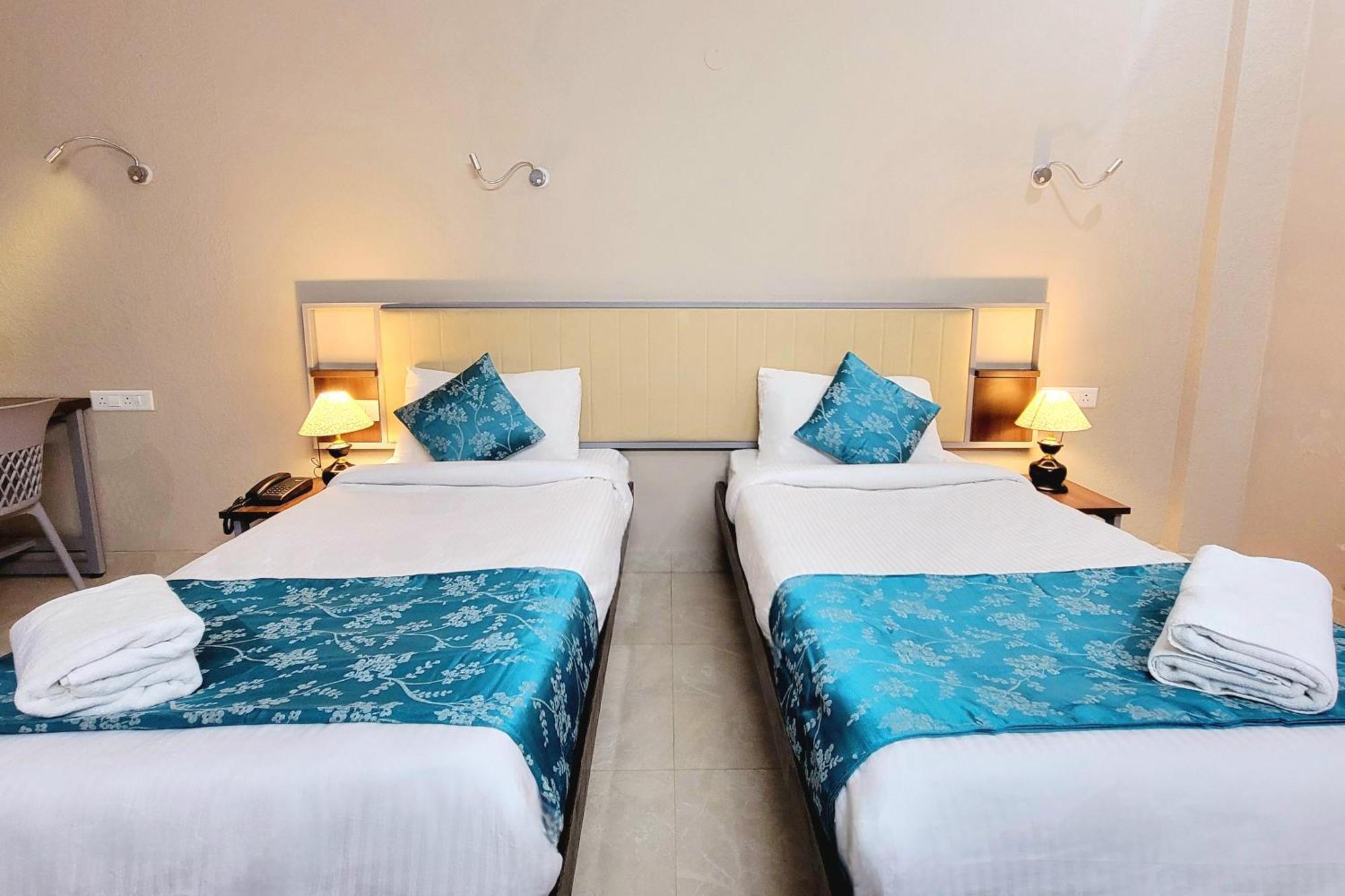 Vamsor Heights 1047 Hotel Gurgaon Bagian luar foto