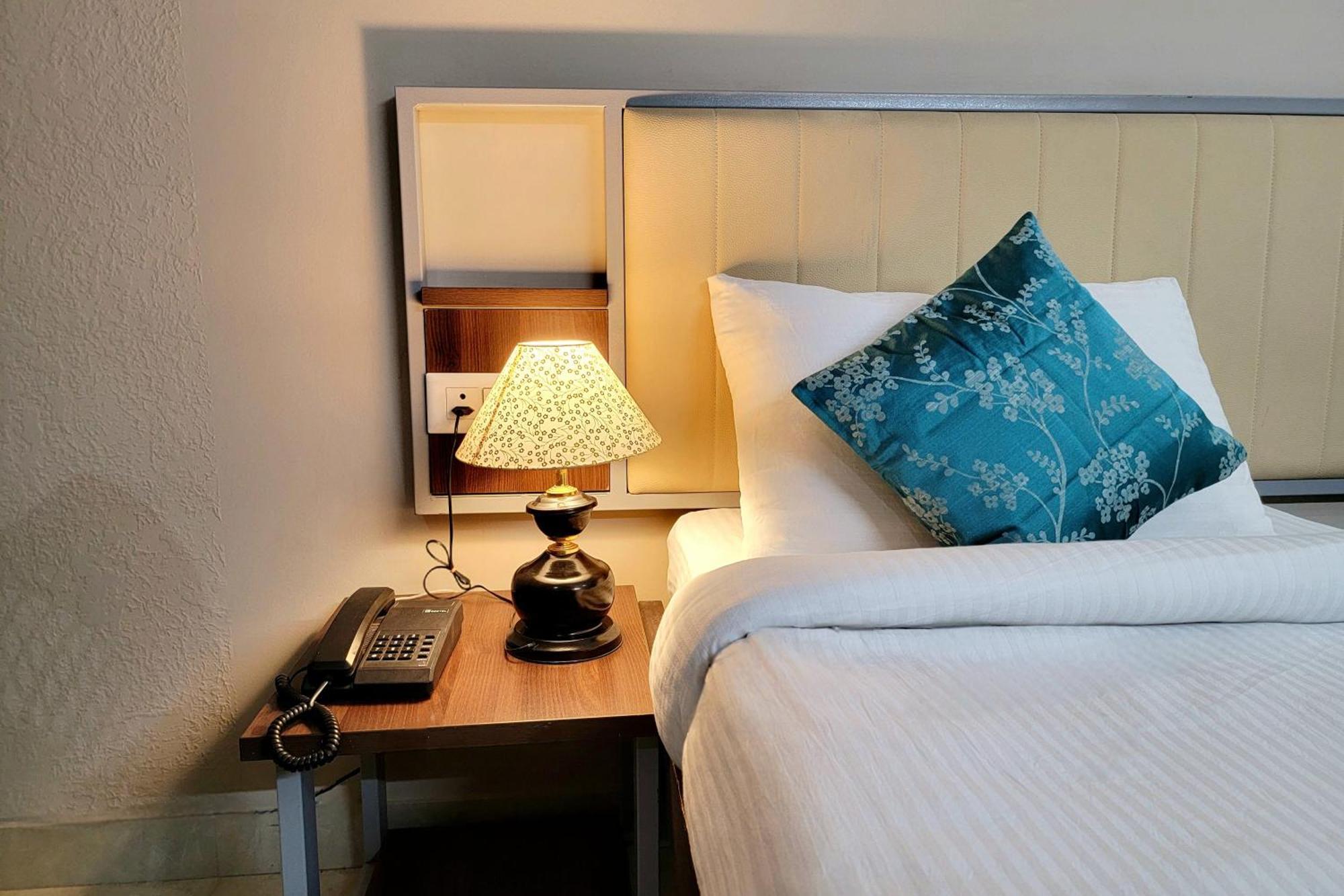 Vamsor Heights 1047 Hotel Gurgaon Bagian luar foto