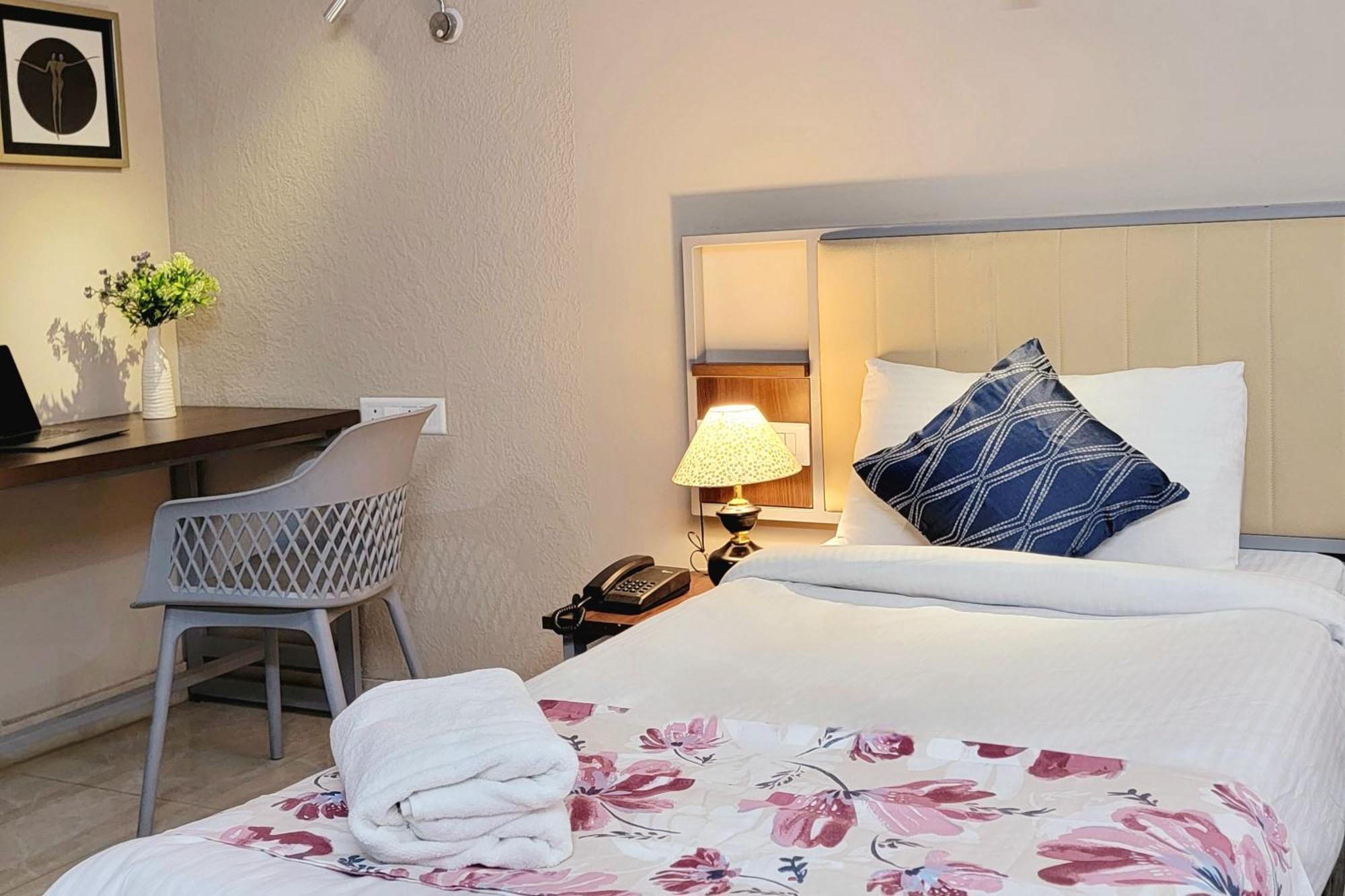 Vamsor Heights 1047 Hotel Gurgaon Bagian luar foto