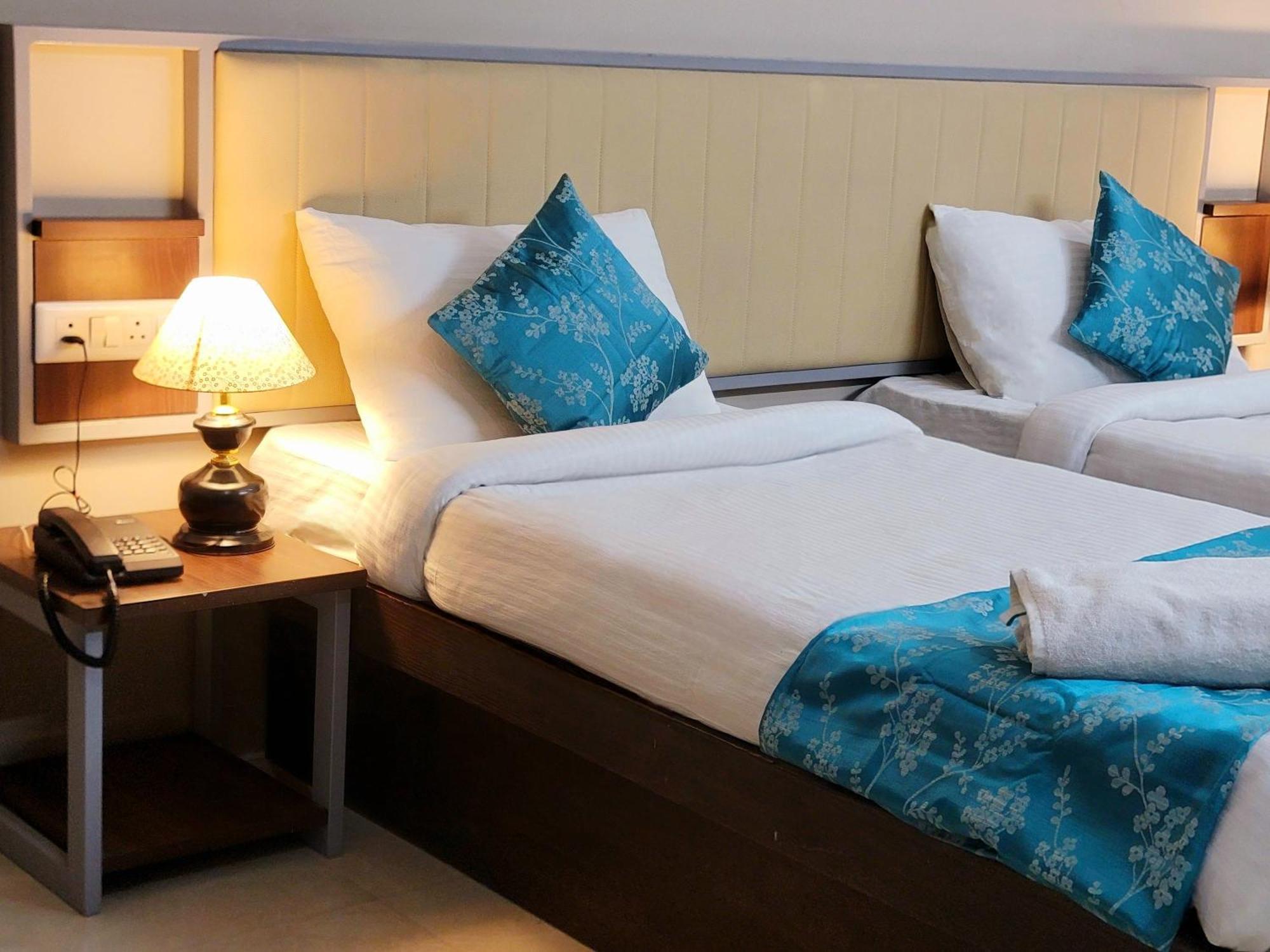 Vamsor Heights 1047 Hotel Gurgaon Bagian luar foto