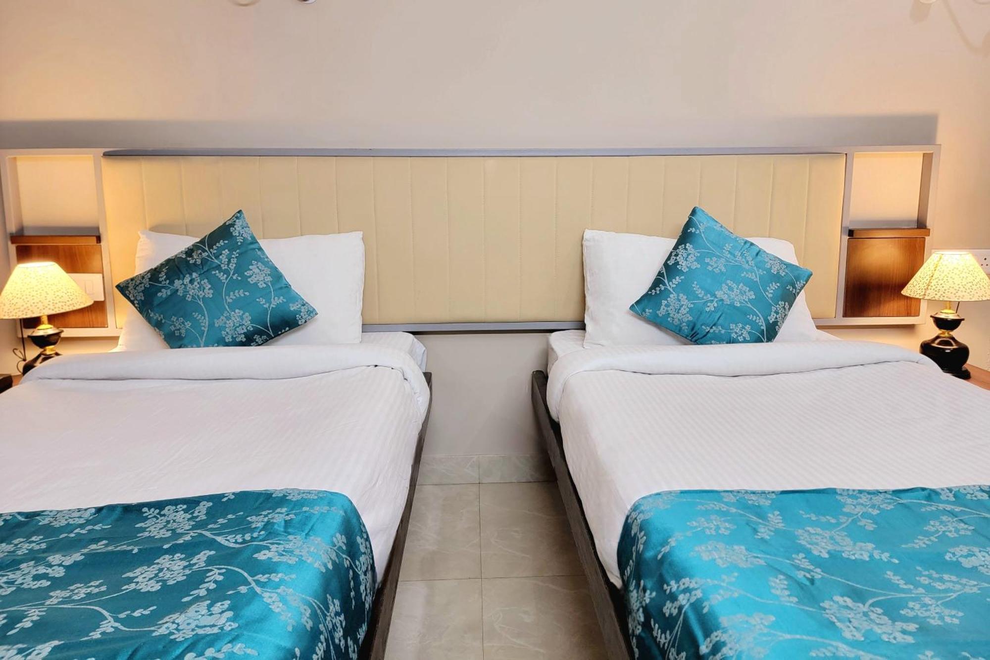 Vamsor Heights 1047 Hotel Gurgaon Bagian luar foto