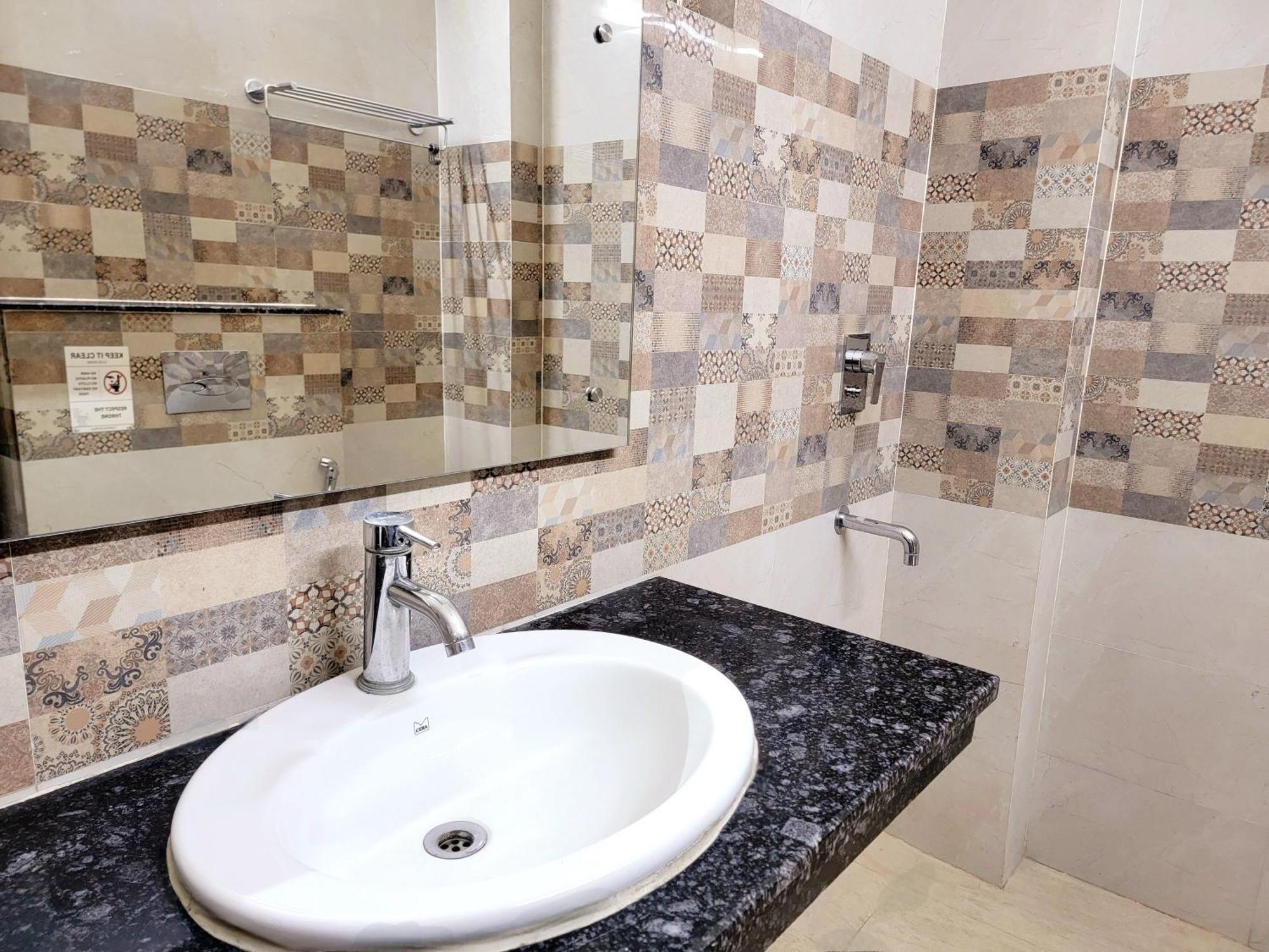 Vamsor Heights 1047 Hotel Gurgaon Bagian luar foto