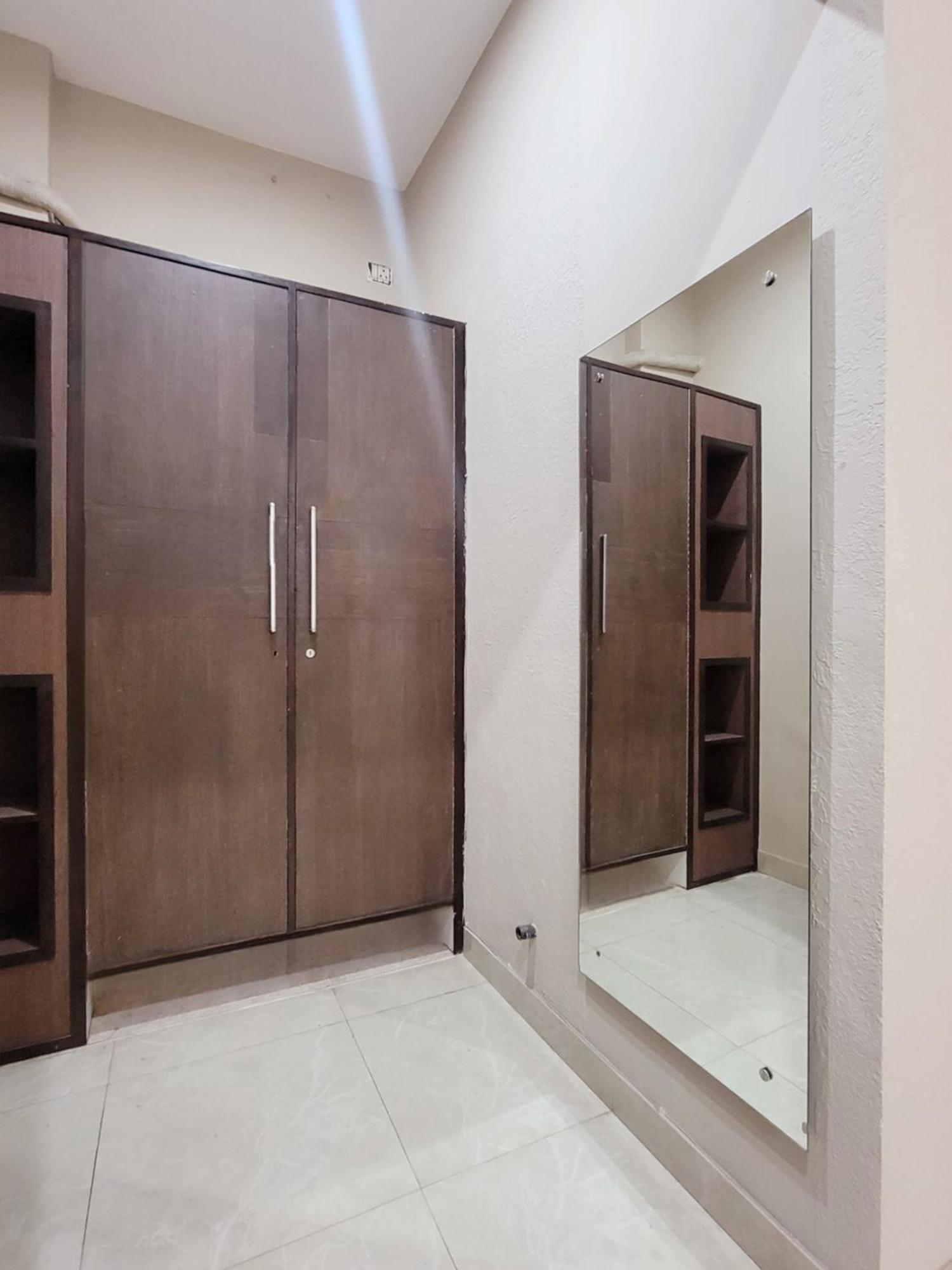 Vamsor Heights 1047 Hotel Gurgaon Bagian luar foto