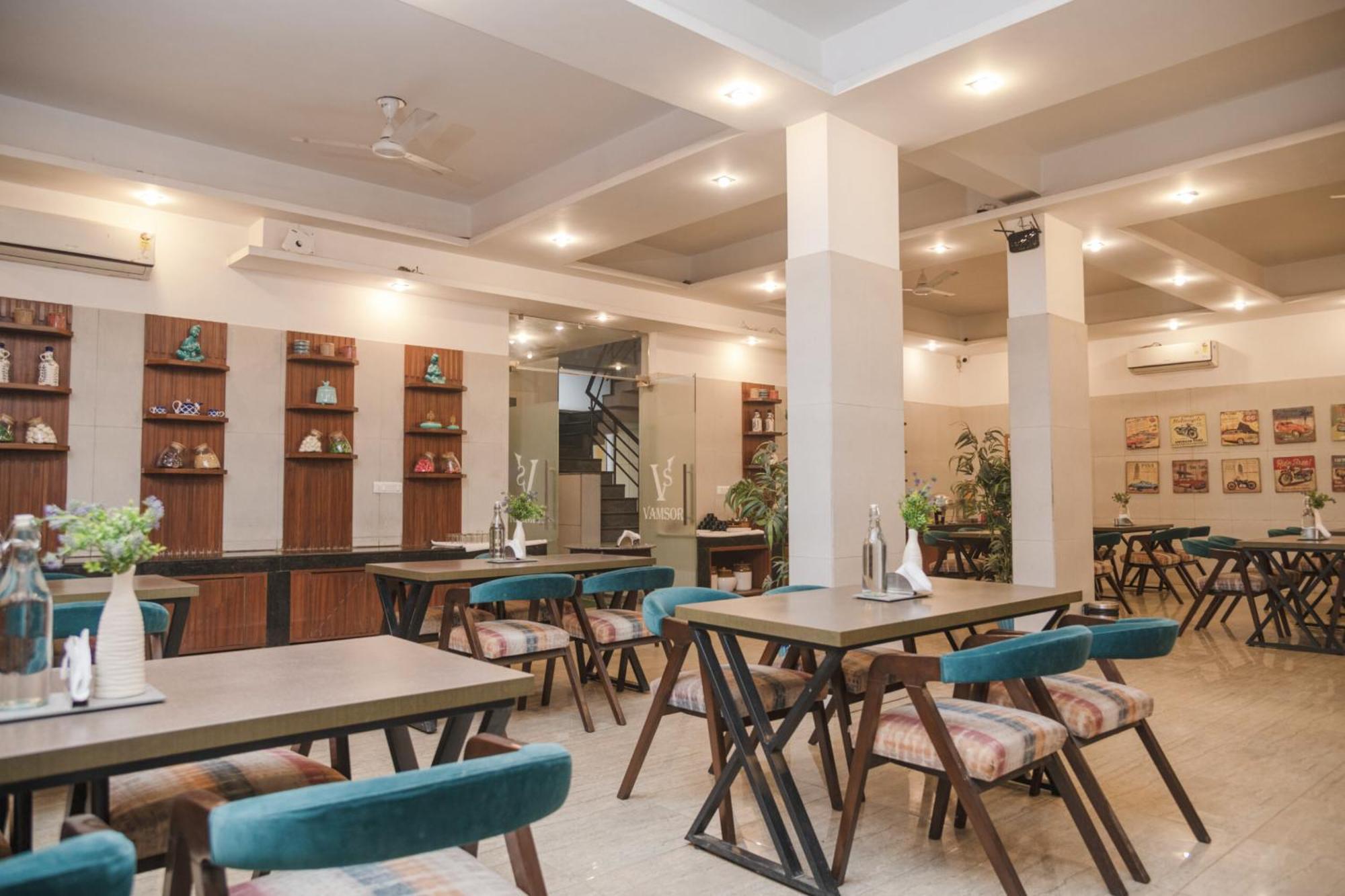 Vamsor Heights 1047 Hotel Gurgaon Bagian luar foto